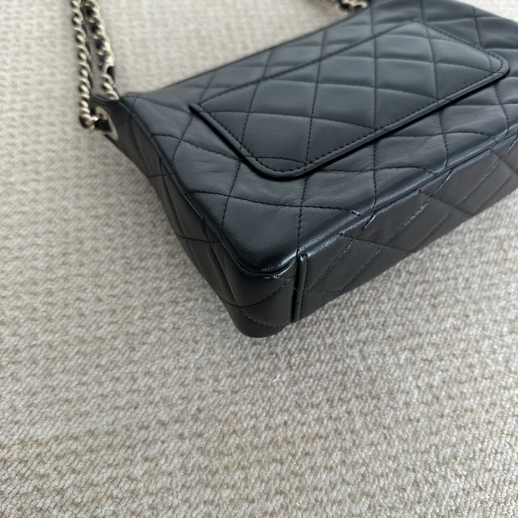 【Chanel】Chanel 25C Black Gold Shiny Leather Camera Bag