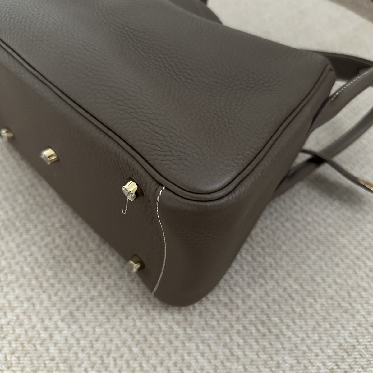 【Hermes】Hermès Lindy 26 Etoupe Gold Hardware B Stamp