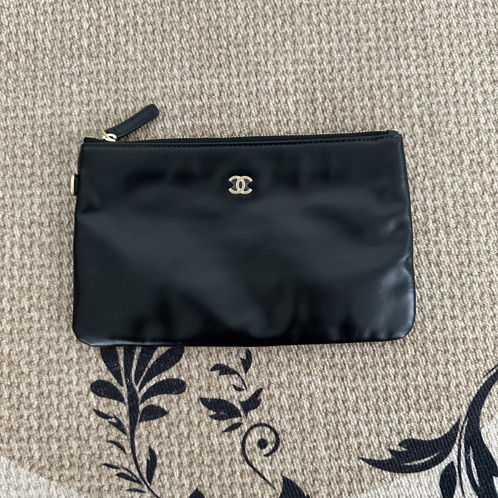 【Chanel】Chanel 22 Bag Black Gold Hardware