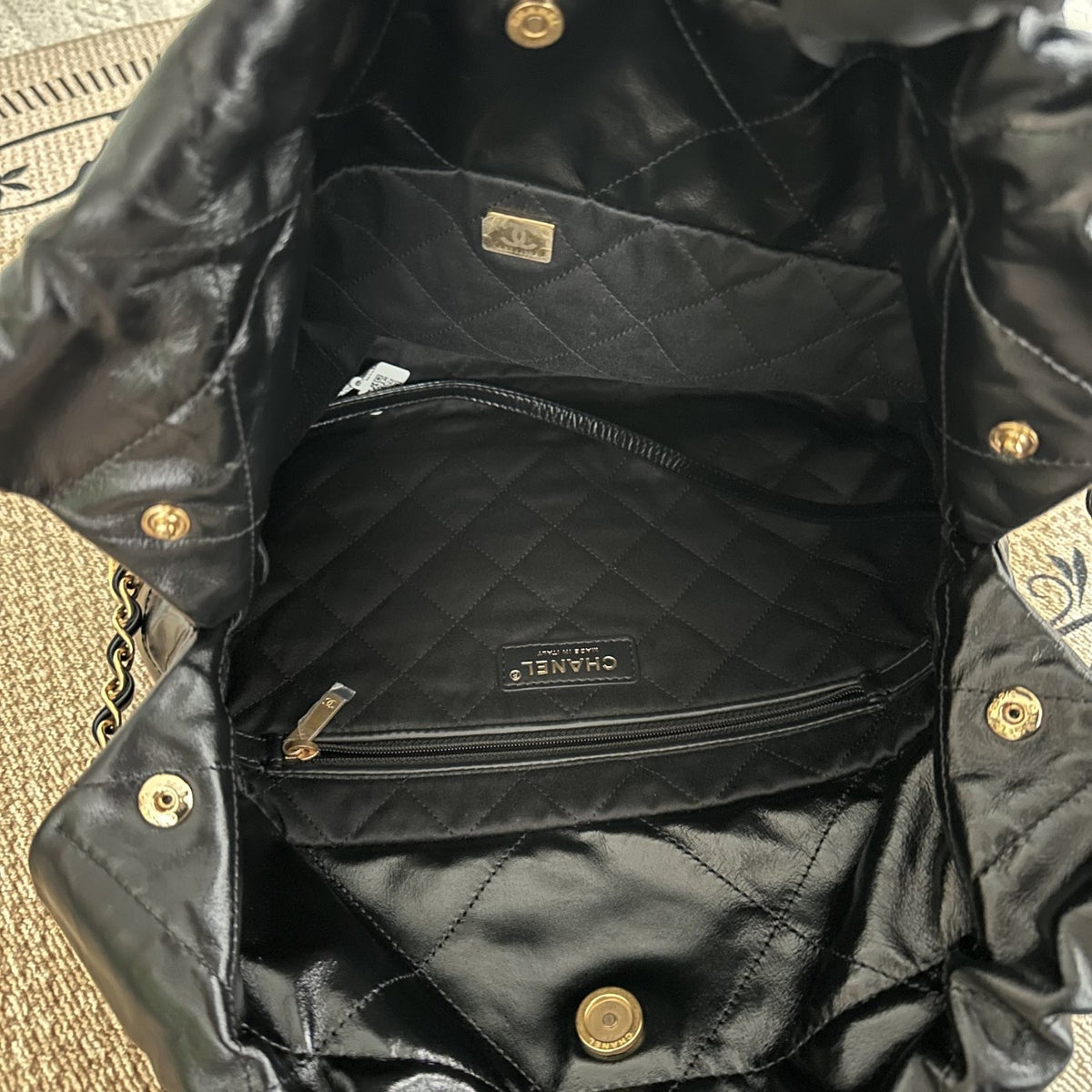 【Chanel】Chanel 22 Bag Black Gold Hardware