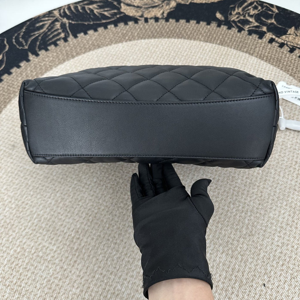 【Chanel】Chanel Black Hippie Hobo Bag