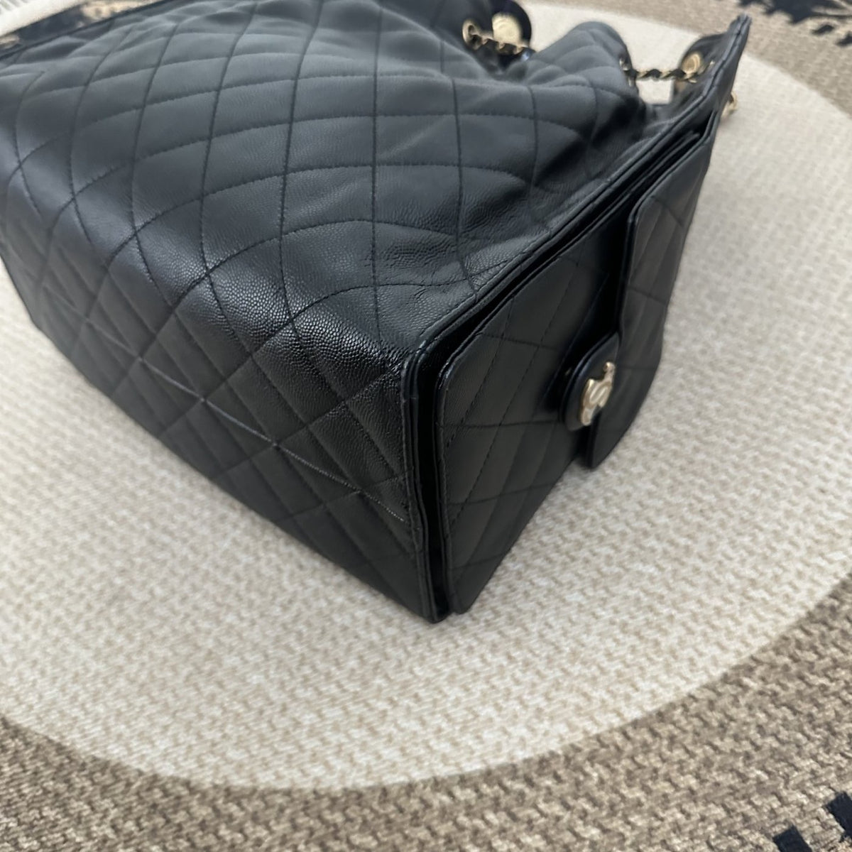 【Chanel】Chanel 25 Bag Medium Black Gold Hardware