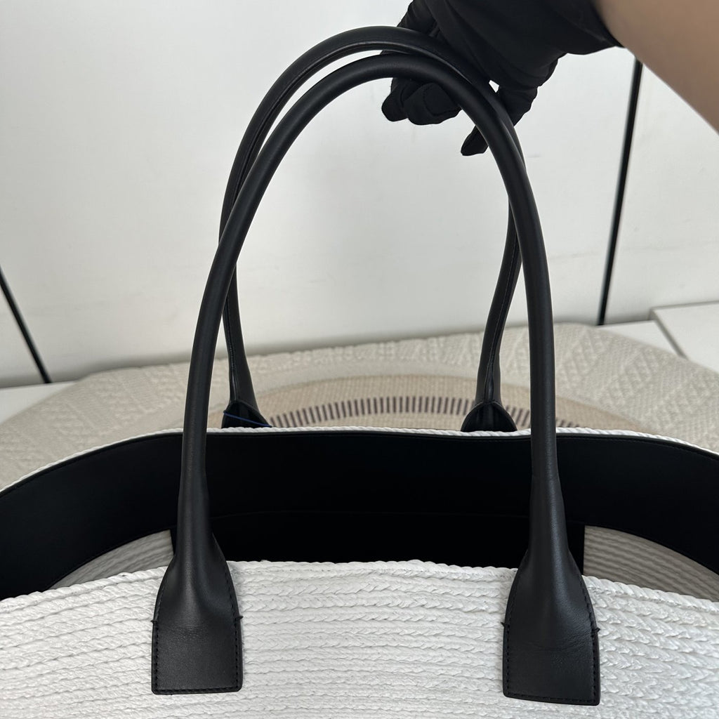 【Chanel】Chanel Coco Beach Color‑Block Braided Raffia Bucket Tote