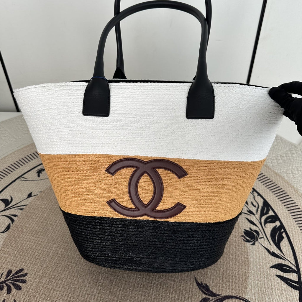 【Chanel】Chanel Coco Beach Color‑Block Braided Raffia Bucket Tote
