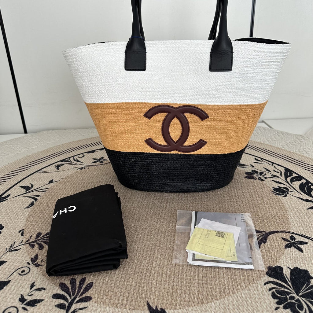 【Chanel】Chanel Coco Beach Color‑Block Braided Raffia Bucket Tote