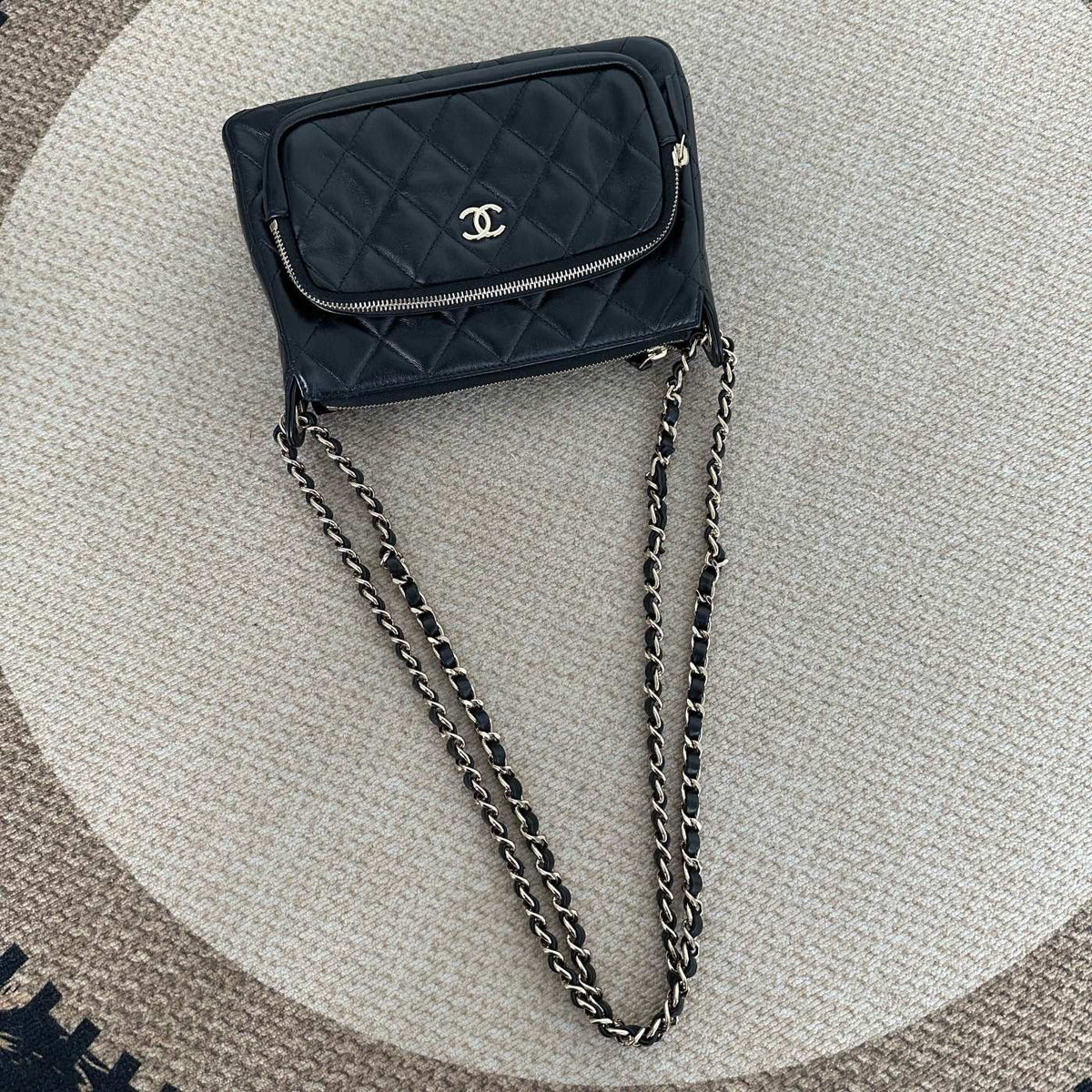 【Chanel】Chanel 25C Black Gold Shiny Leather Camera Bag