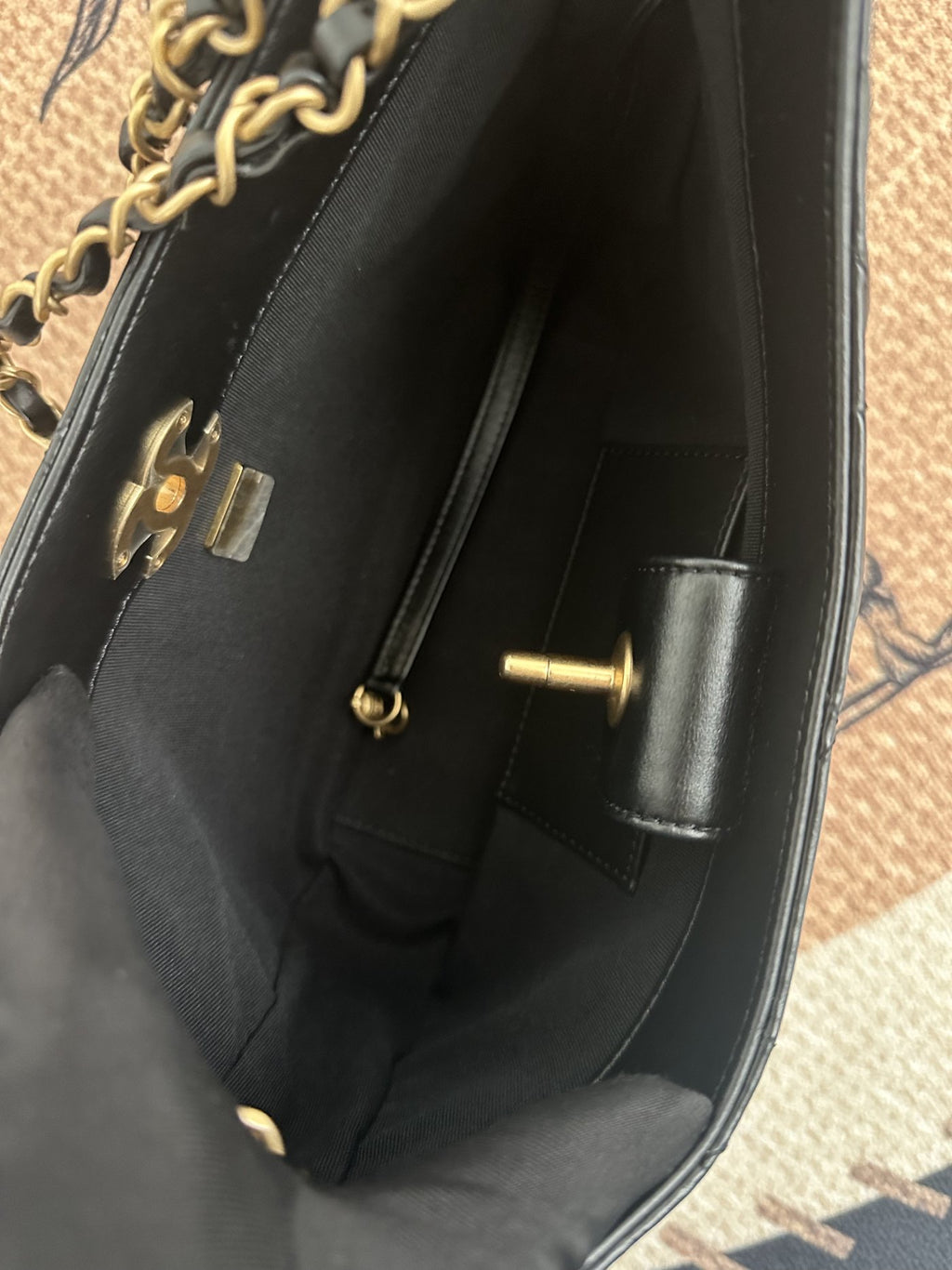 【Chanel】Chanel Black Gold Hobo Underarm Bag