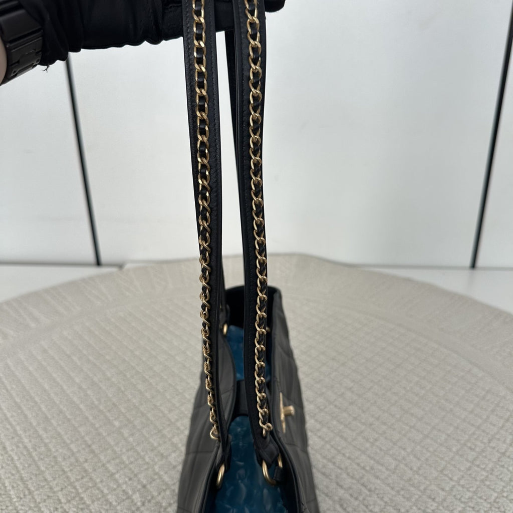 【Chanel】Chanel Tote Bag with Trimmed Shoulder Strap