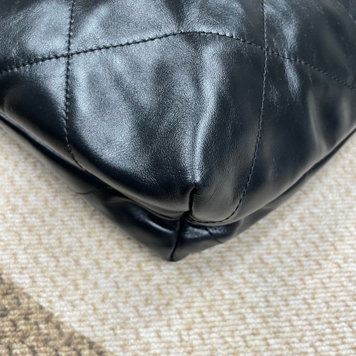 【Chanel】Chanel 22 Handbag Black Shiny Calfskin with Gold-Tone Hardware