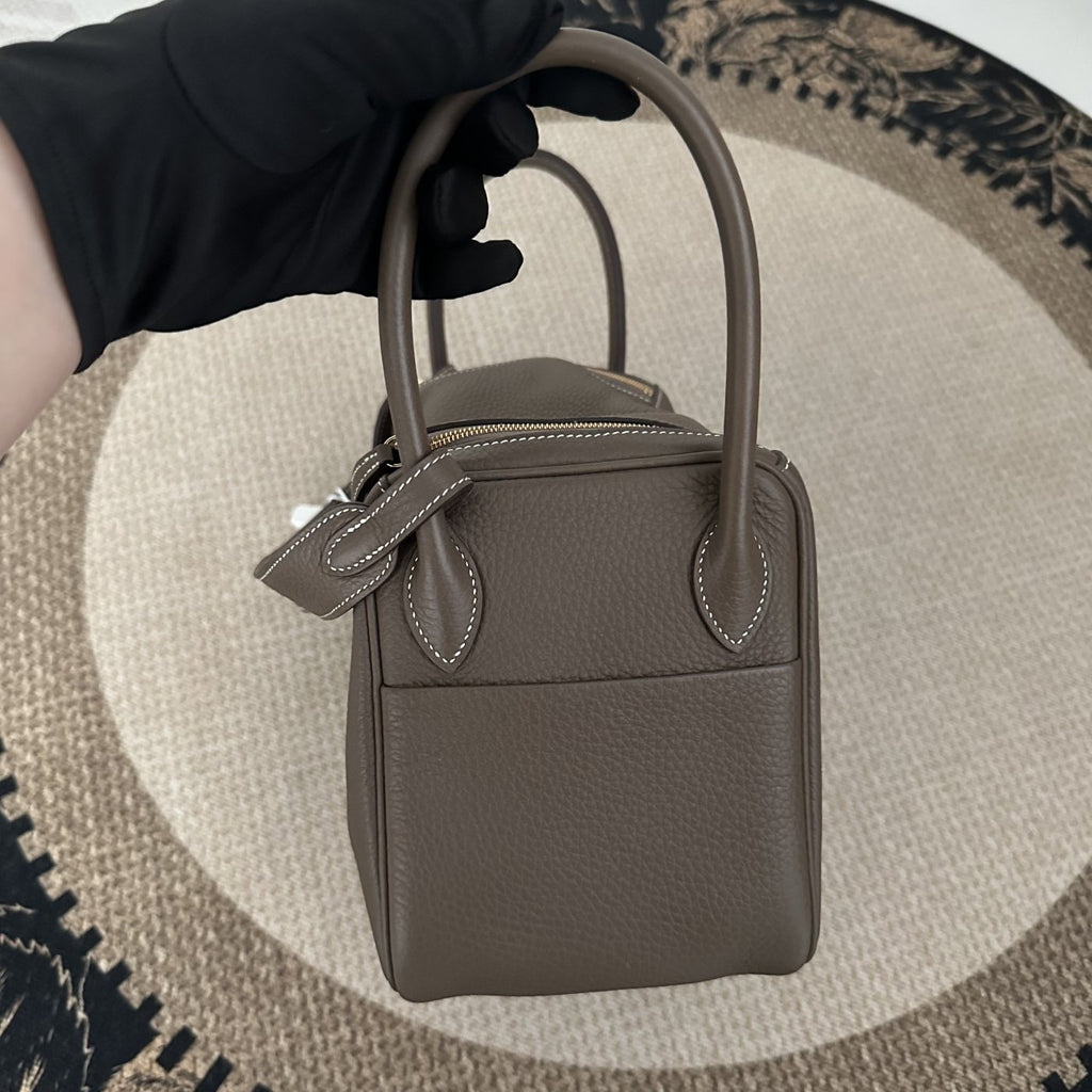 【Hermes】Hermès Lindy 26 Etoupe Gold Hardware B Stamp