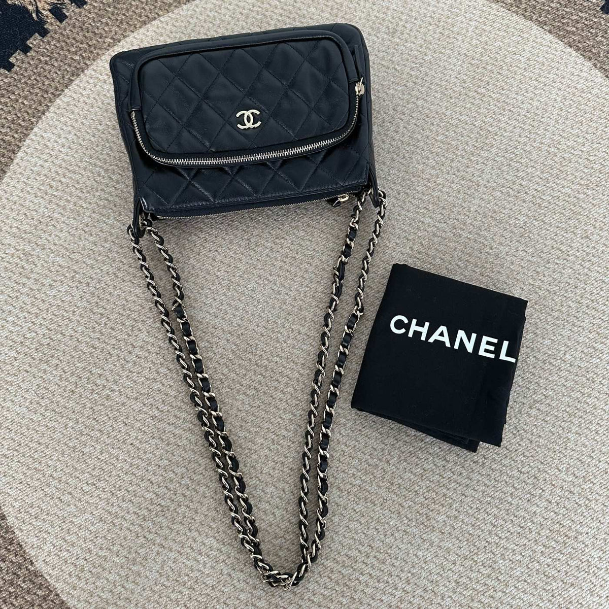 【Chanel】Chanel 25C Black Gold Shiny Leather Camera Bag