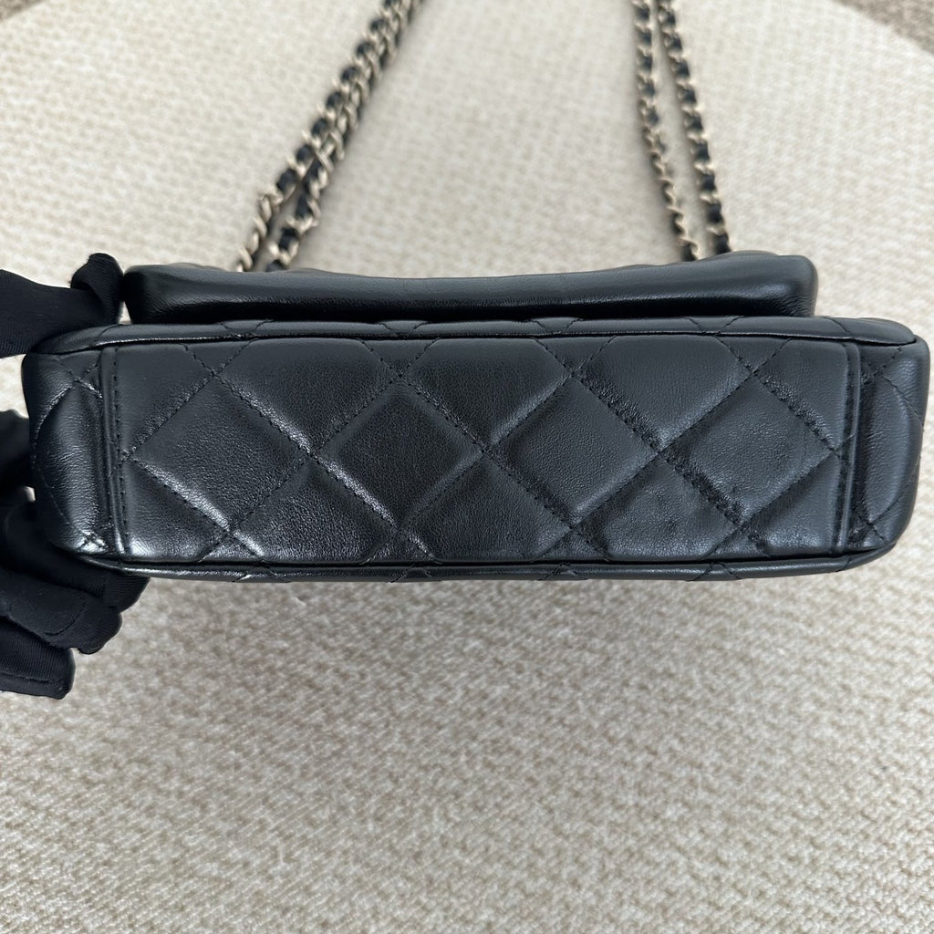 【Chanel】Chanel 25C Black Gold Shiny Leather Camera Bag