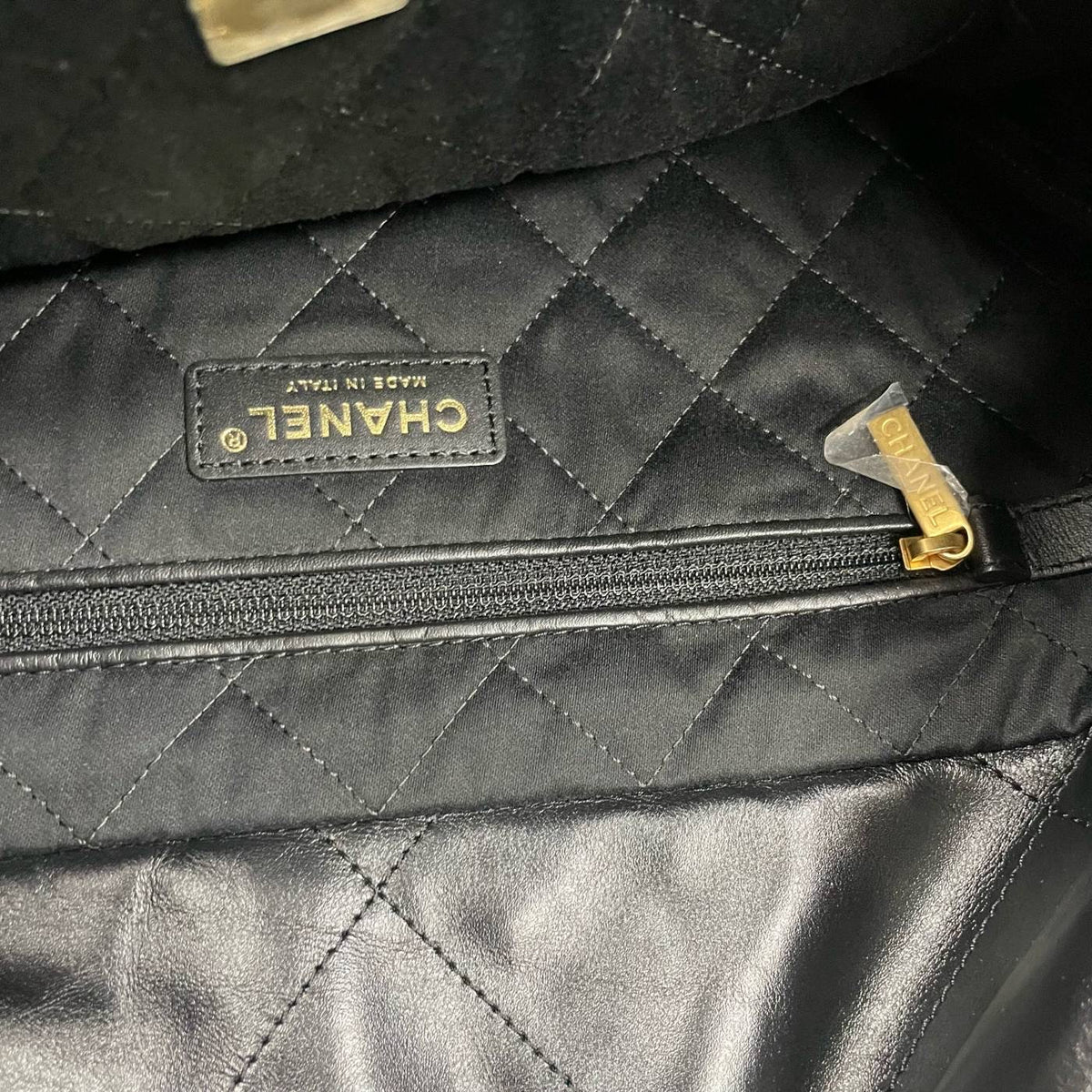 【Chanel】Chanel 22 Handbag Black Shiny Calfskin with Gold-Tone Hardware
