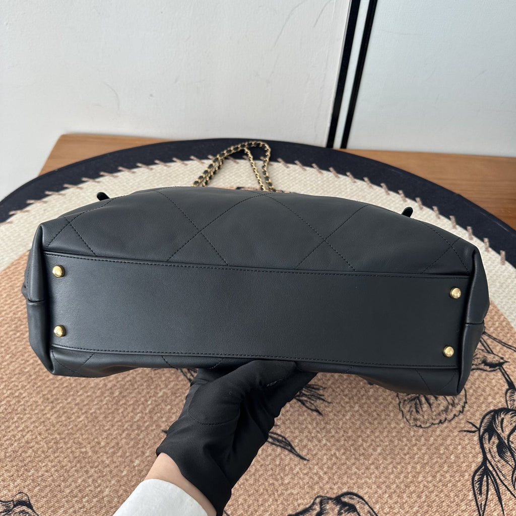 【Chanel】Chanel Black Caviar Hobo Bag with Matching Pouch, Gold-Tone Hardware-7207232