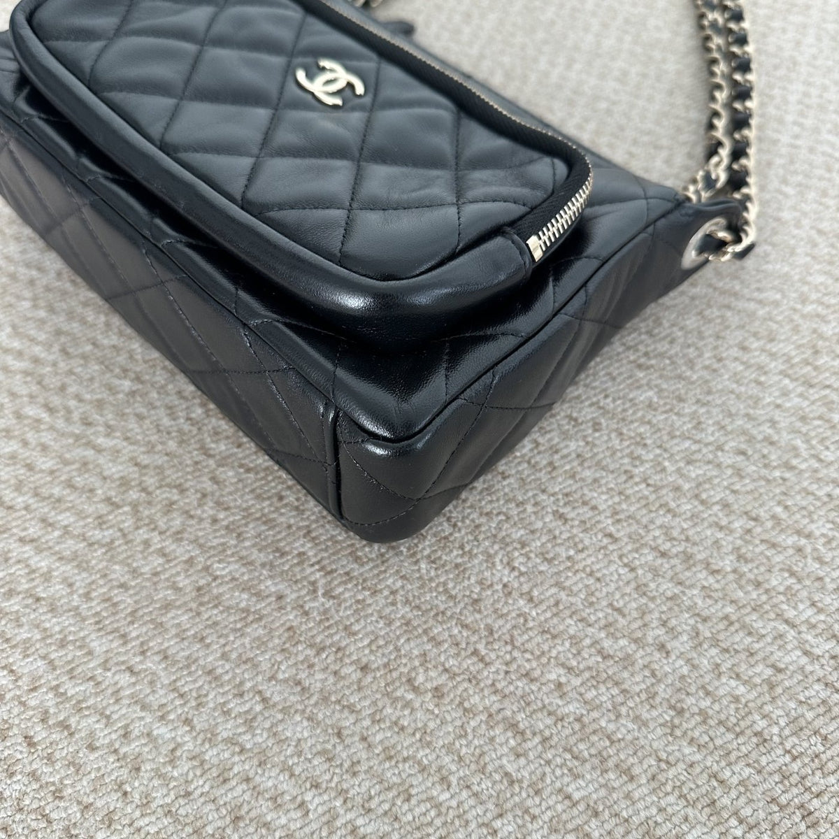 【Chanel】Chanel 25C Black Gold Shiny Leather Camera Bag