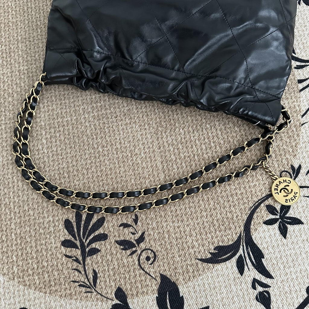 【Chanel】Chanel 22 Bag Black Gold Hardware