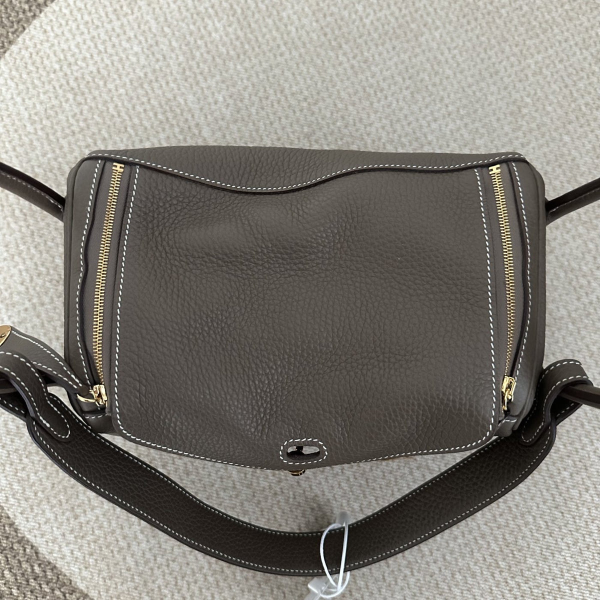 【Hermes】Hermès Lindy 26 Etoupe Gold Hardware B Stamp
