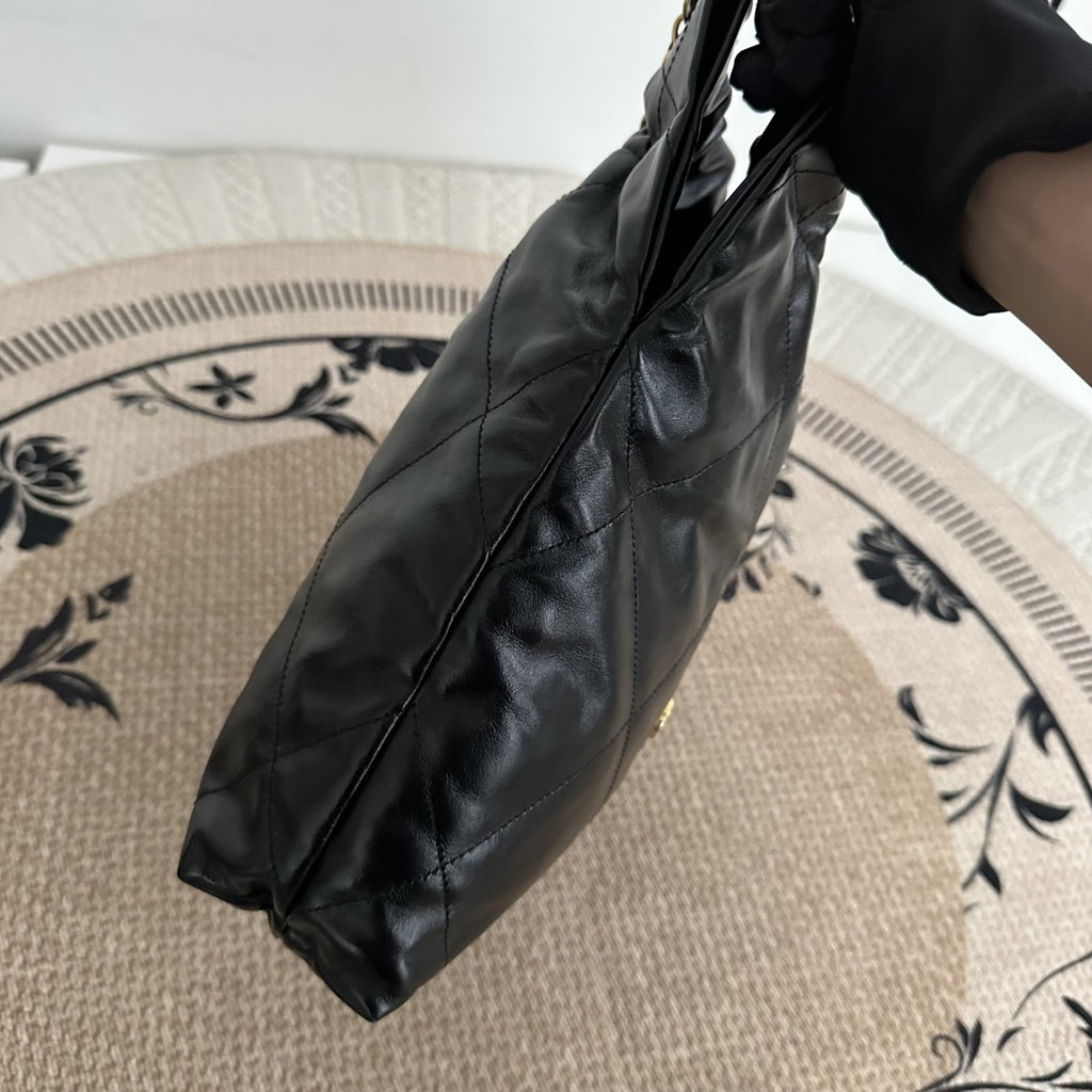【Chanel】Chanel 22 Bag Black Gold Hardware