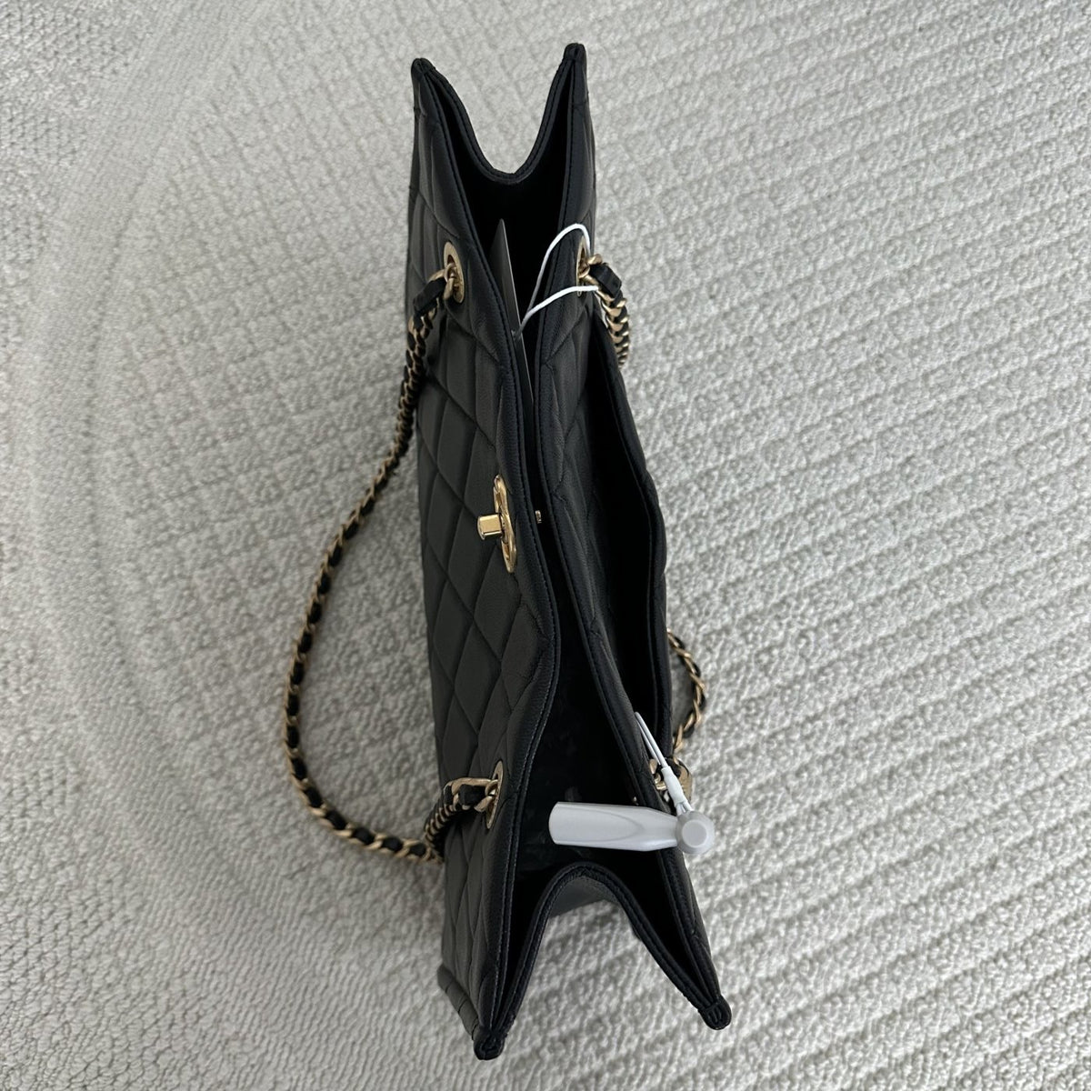 【Chanel】Chanel Black Gold Chain Tote Bag