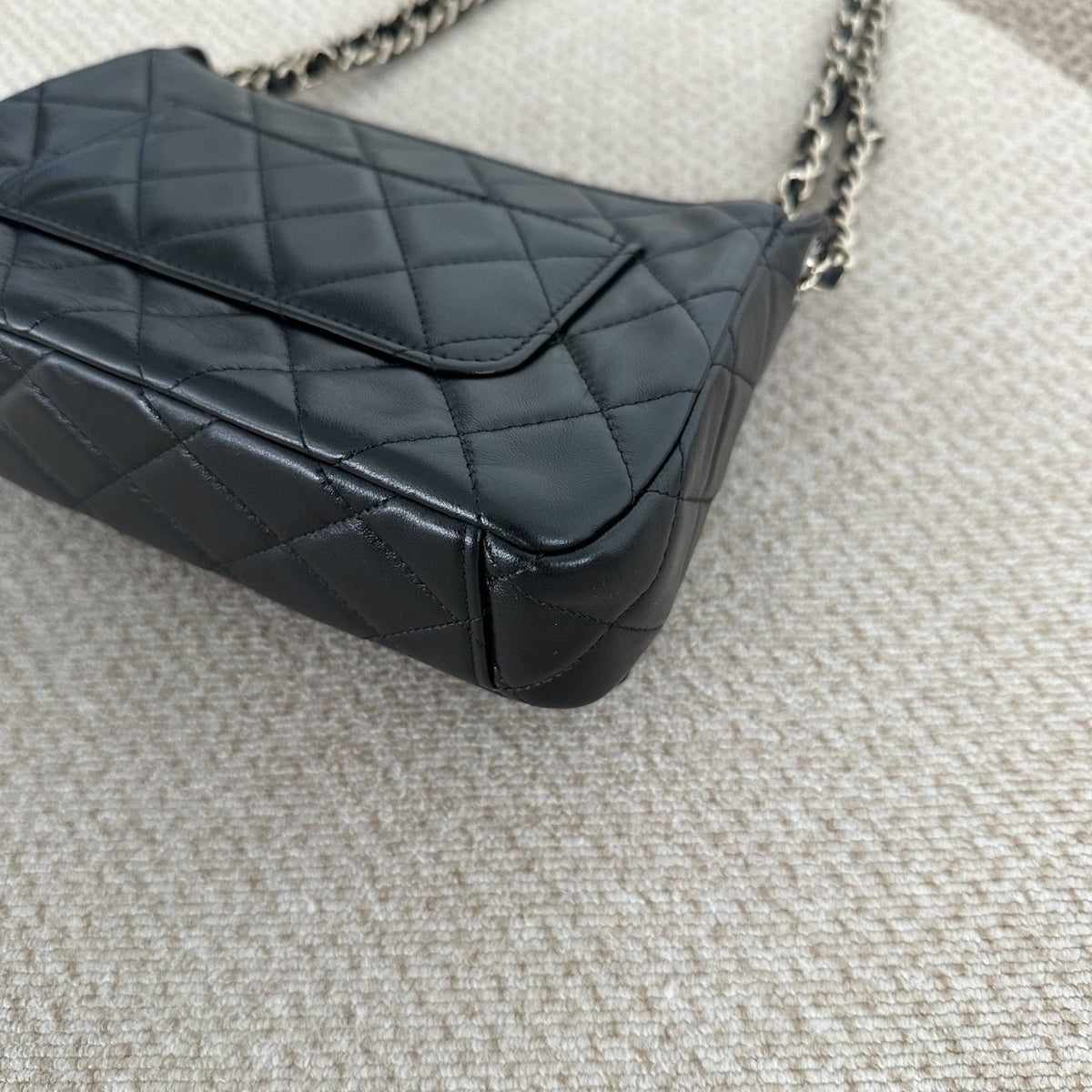 【Chanel】Chanel 25C Black Gold Shiny Leather Camera Bag