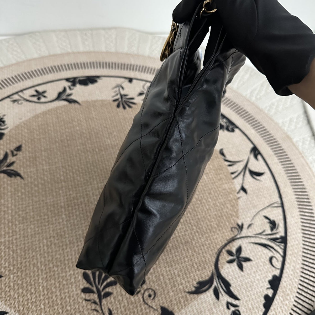 【Chanel】Chanel 22 Bag Black Gold Hardware