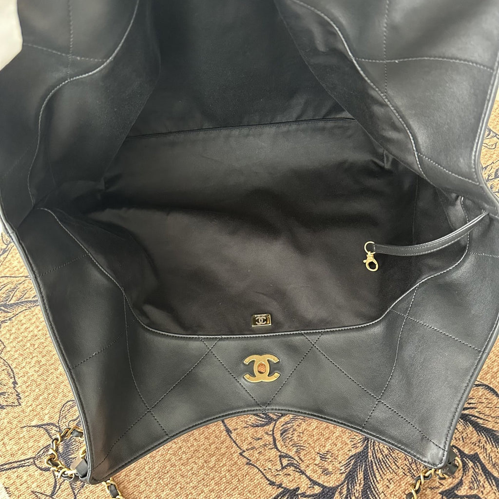 【Chanel】Chanel Black Caviar Hobo Bag with Matching Pouch, Gold-Tone Hardware-7207232