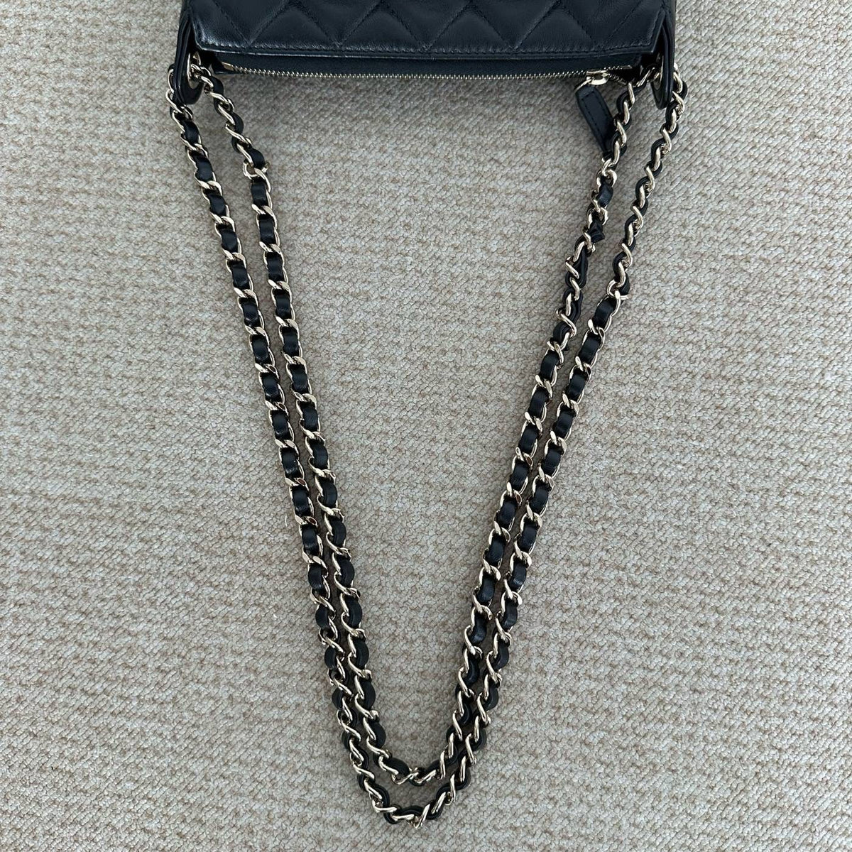 【Chanel】Chanel 25C Black Gold Shiny Leather Camera Bag