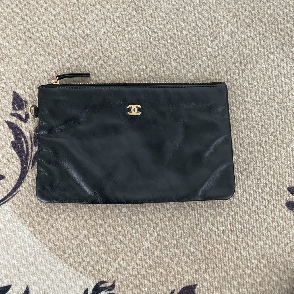 【Chanel】Chanel 22 Handbag Black Shiny Calfskin with Gold-Tone Hardware