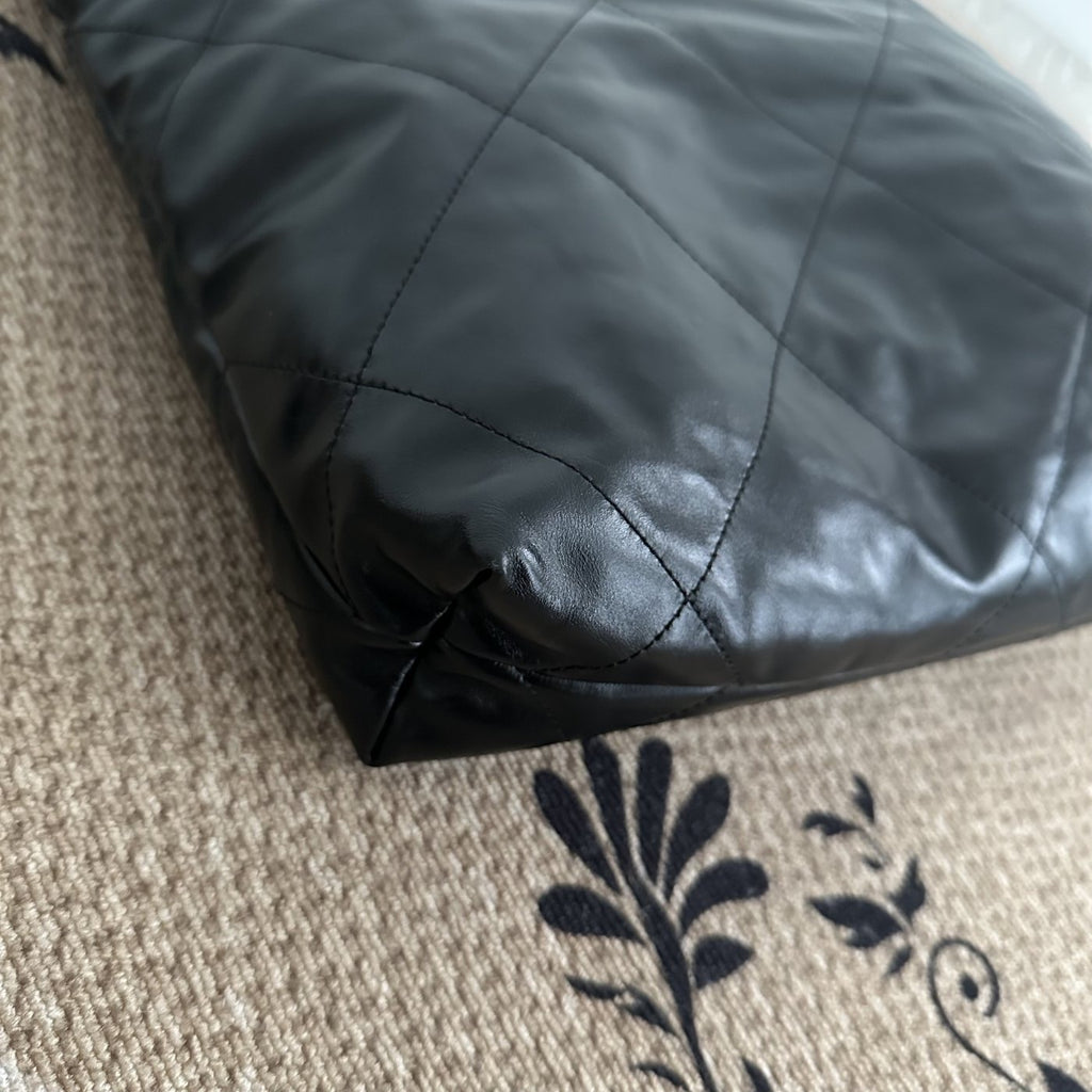 【Chanel】Chanel 22 Bag Black Gold Hardware