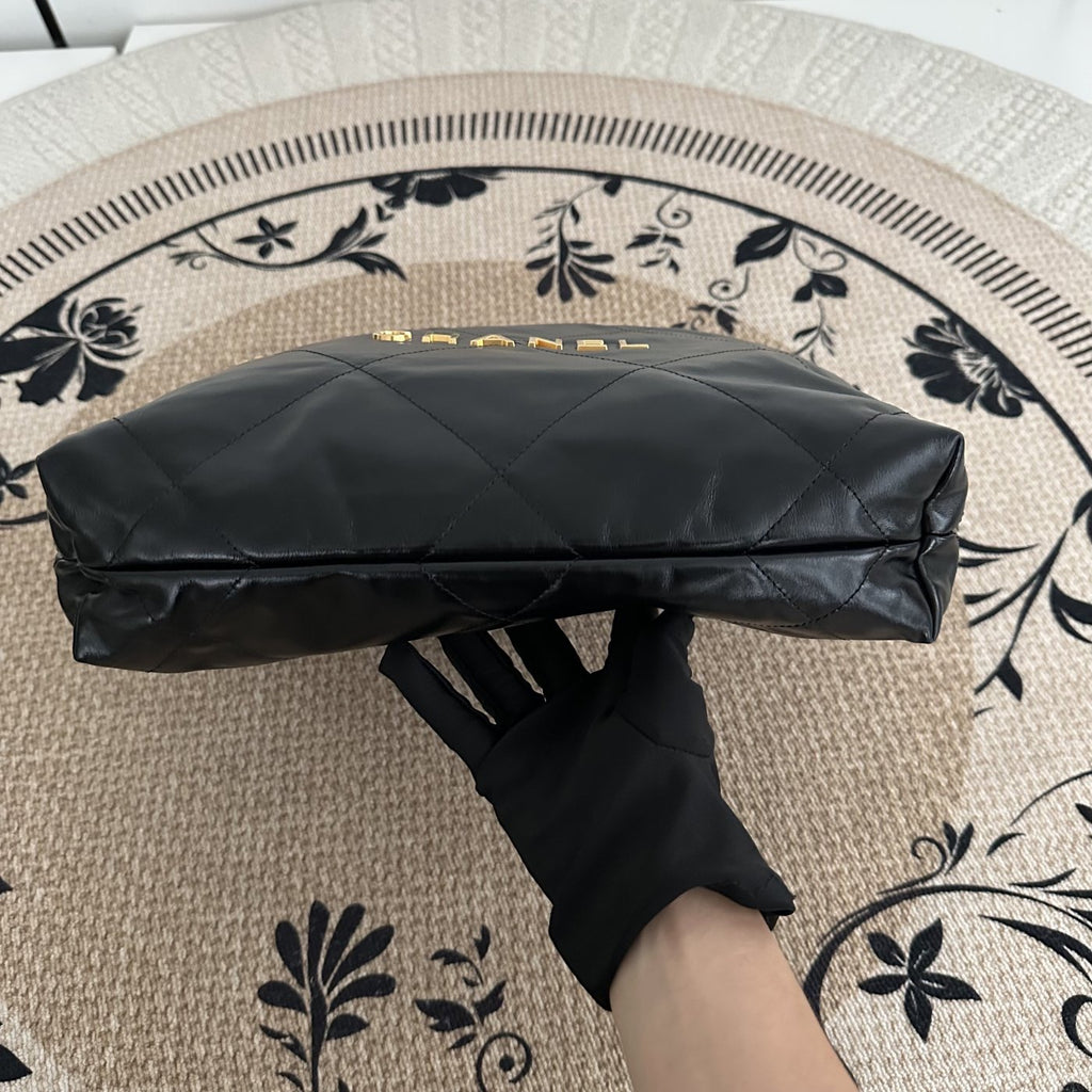 【Chanel】Chanel 22 Bag Black Gold Hardware
