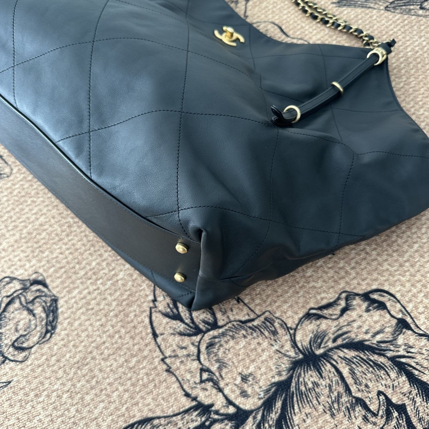 【Chanel】Chanel Black Caviar Hobo Bag with Matching Pouch, Gold-Tone Hardware-7207232