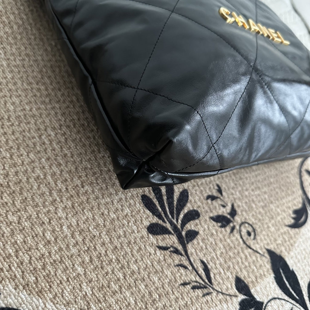 【Chanel】Chanel 22 Bag Black Gold Hardware