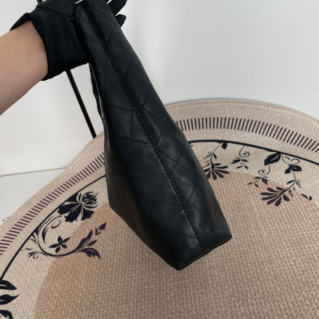 【Chanel】Chanel 26C Black Caviar Hobo Bag, Gold-Tone Hardware-0200161