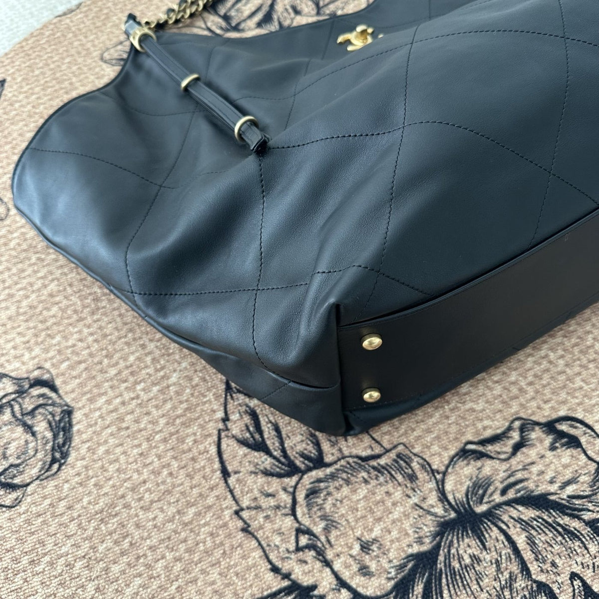 【Chanel】Chanel Black Caviar Hobo Bag with Matching Pouch, Gold-Tone Hardware-7207232