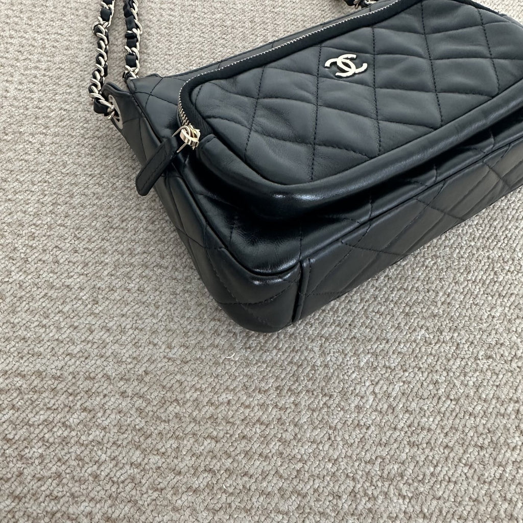 【Chanel】Chanel 25C Black Gold Shiny Leather Camera Bag