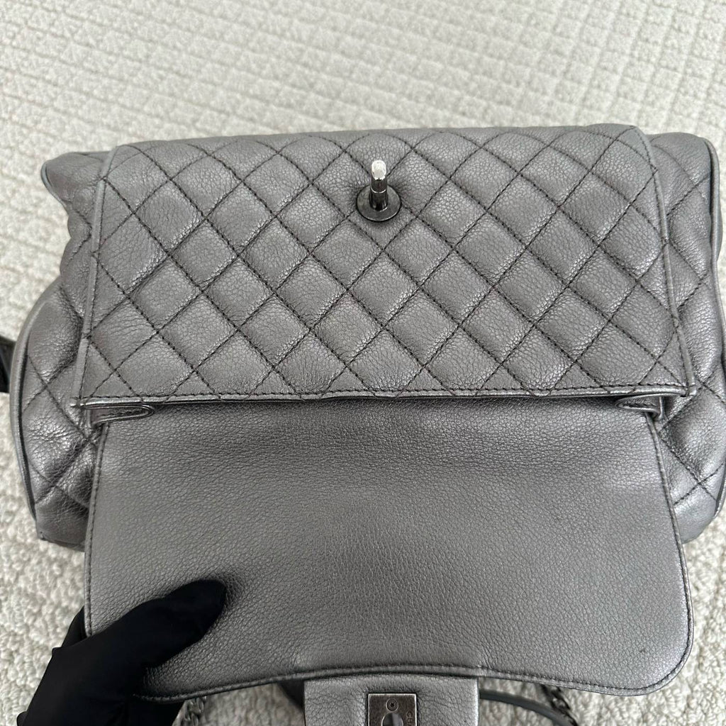 【Chanel】Chanel Gunmetal‑Tone Mixed‑Clasp Bowling Bag