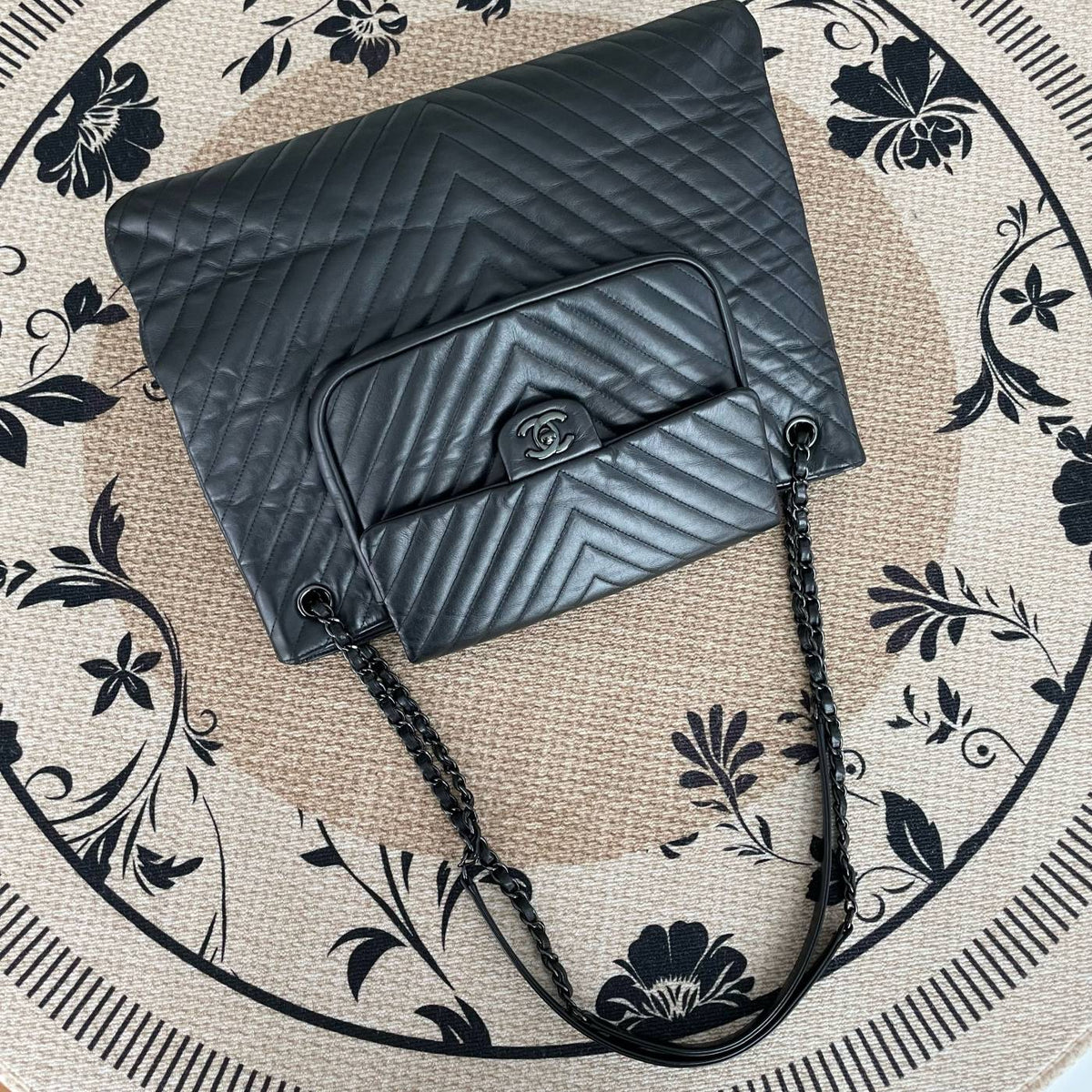 【Chanel】Chanel Black Warrior V‑Stitch Double‑Pocket Airport Bag
