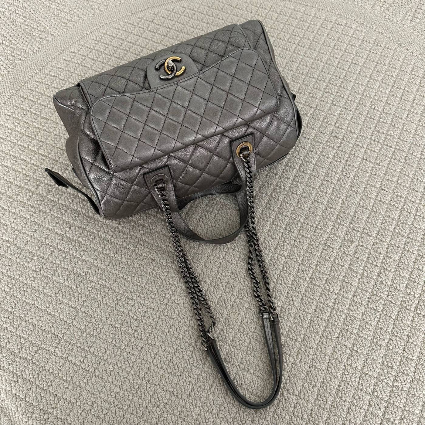 【Chanel】Chanel Gunmetal‑Tone Mixed‑Clasp Bowling Bag